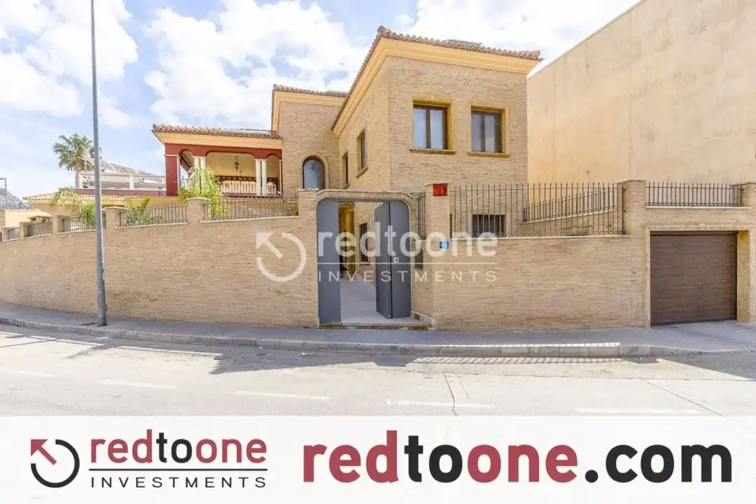 Vista exterior de Casa o xalet en venda en Orihuela amb Jardí privat, Terrassa i Piscina