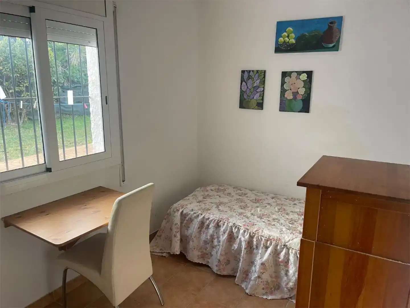 Habitación de Casa o chalet para compartir en Canyelles con Jardín privado y Amueblado