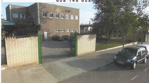 DESCRIPCIÓN.- 
En el “Polígono Industrial El Campillo” Suelo Industrial de 10.000 metros cuadrados, con fachada a las tres calles, imatge 3