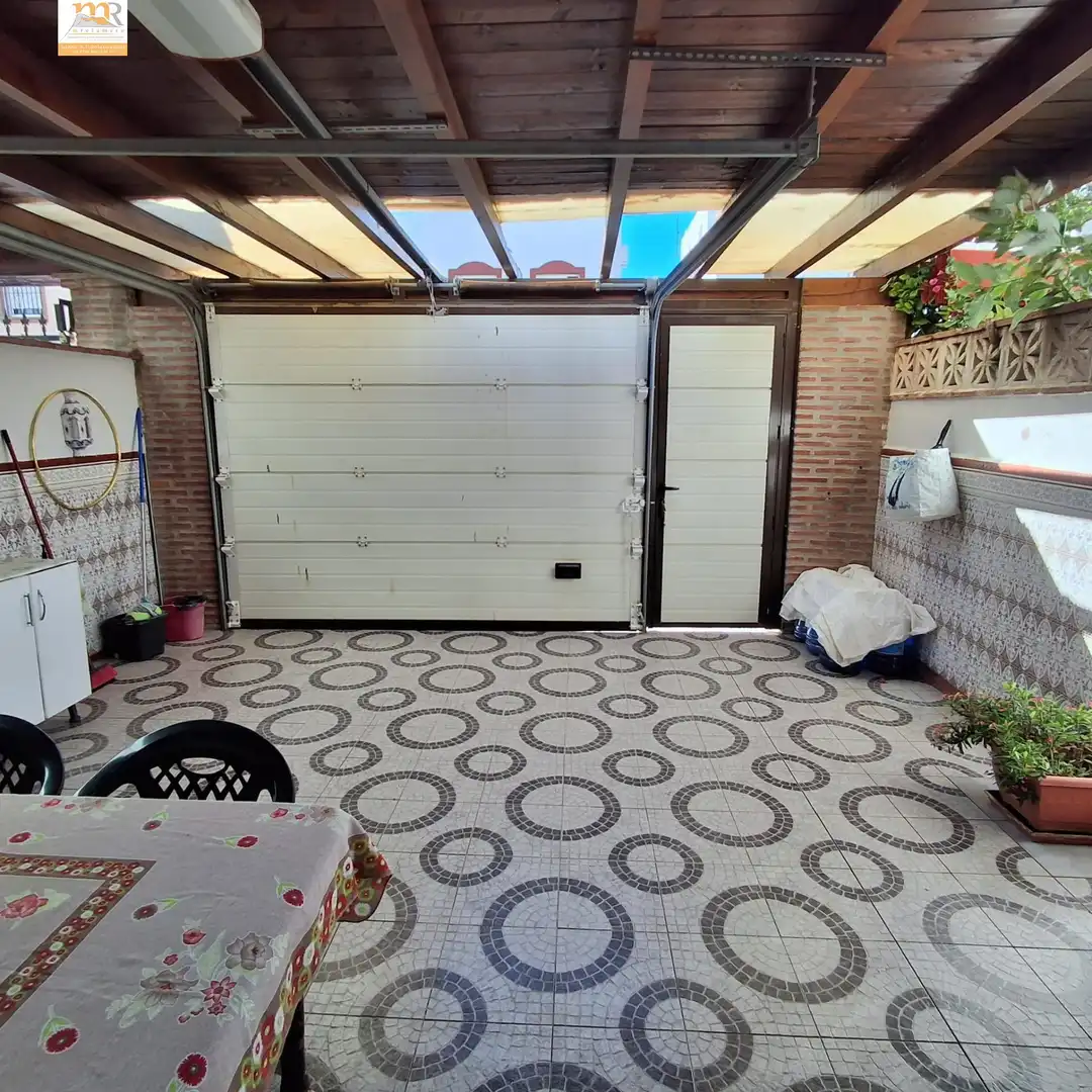 Aparcament de Casa adosada en venda en Estepona amb Jardí privat