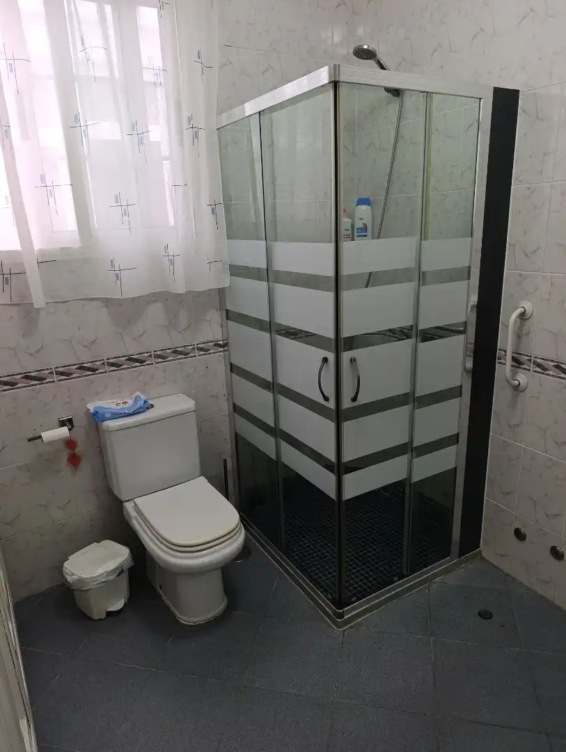 Badezimmer von Einfamilien-Reihenhaus zum Verkauf in Utrera mit Klimaanlage