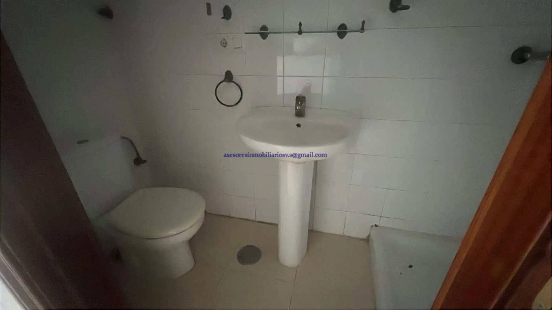 Badezimmer von Einfamilien-Reihenhaus zum Verkauf in Cantillana mit Balkon