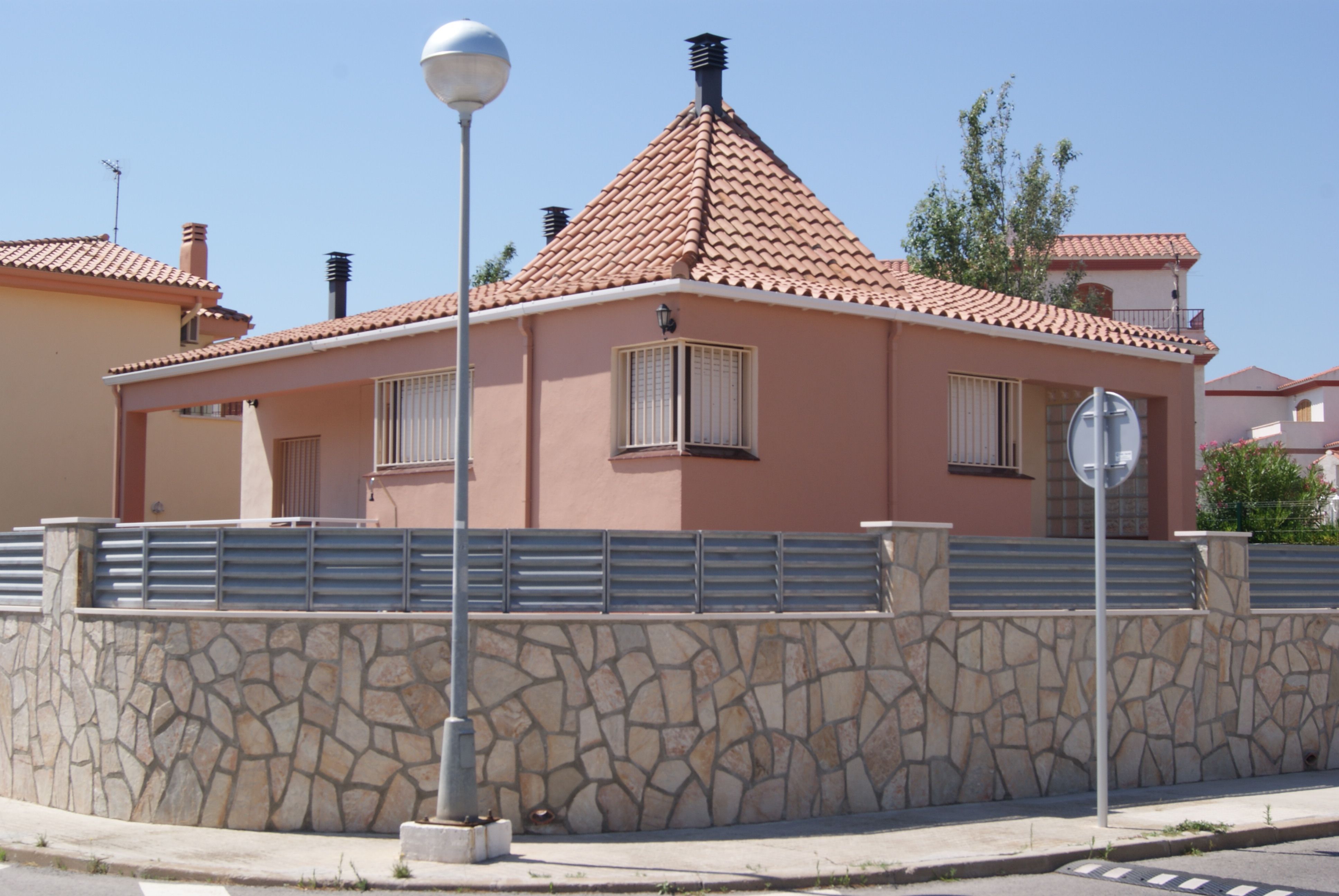 Vista exterior de Casa o xalet en venda en Vandellòs i l'Hospitalet de l'Infant amb Aire condicionat, Jardí privat i Traster