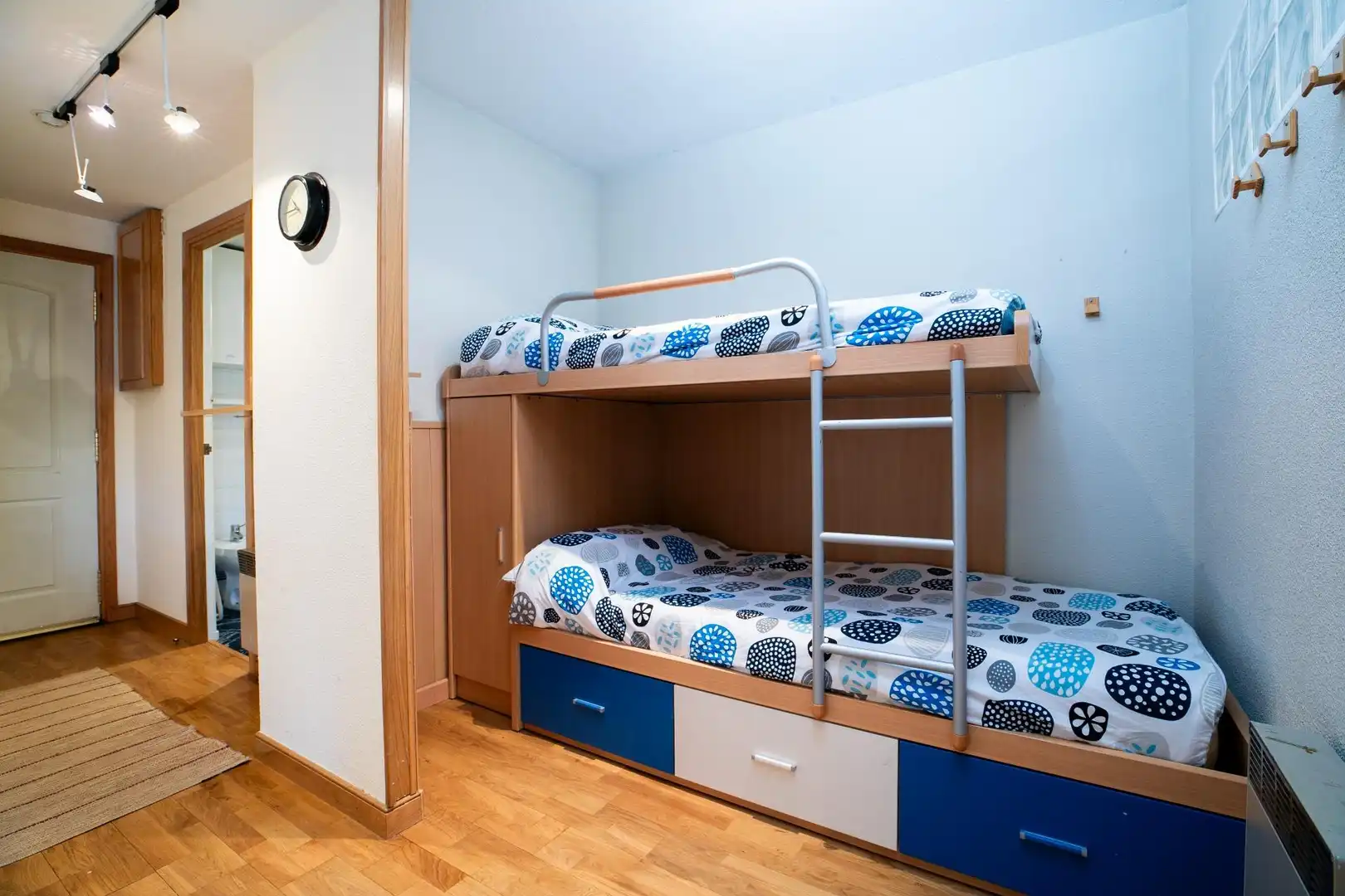 Schlafzimmer von Wohnung zum Verkauf in Aisa mit Heizung, Terrasse und Abstellraum