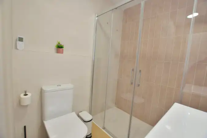 Bany de Pis en venda en Ronda amb Aire condicionat, Terrassa i Balcó