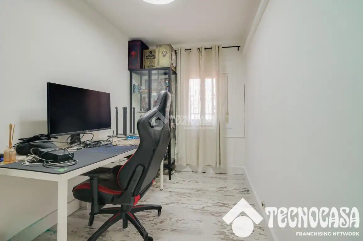 Bedroom of Flat for sale in Barcelona  with Air Conditioner