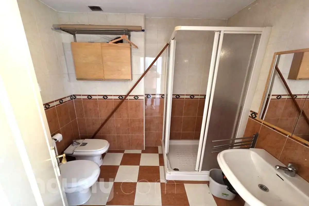 Baño de Piso de alquiler en Madrid con Aire acondicionado, Calefacción y Trastero