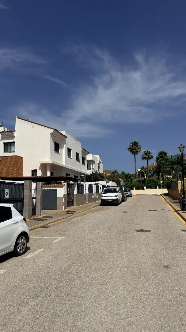 Vista exterior de Piso en venta en Mijas con Aire acondicionado, Jardín privado y Terraza
