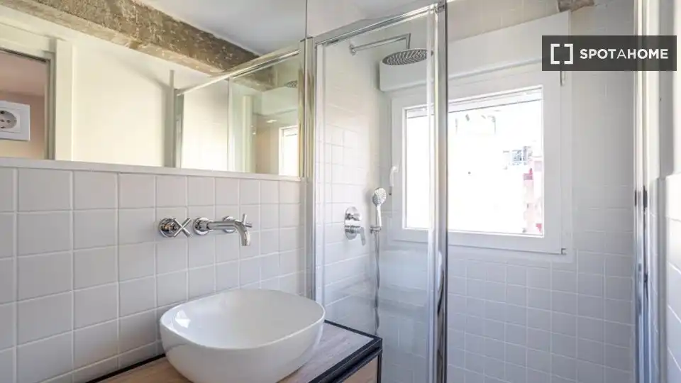 Bathroom of Flat for rent in Madrid  with Air Conditioner, Heating and Furnished