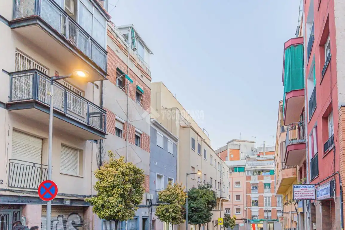 Außenansicht von Wohnung zum Verkauf in Esplugues de Llobregat mit Terrasse