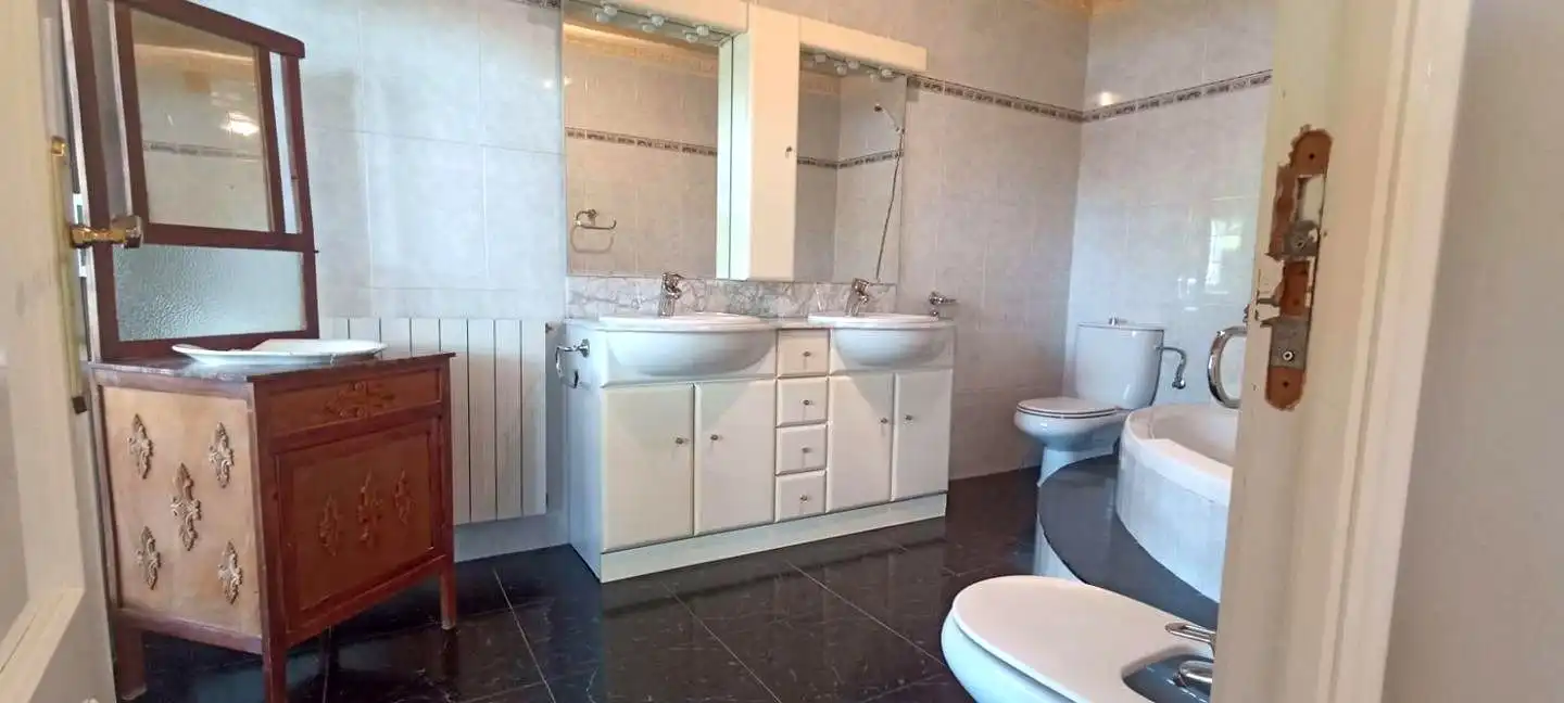 Baño de Casa o chalet en venta en Villamediana de Iregua con Aire acondicionado, Calefacción y Jardín privado
