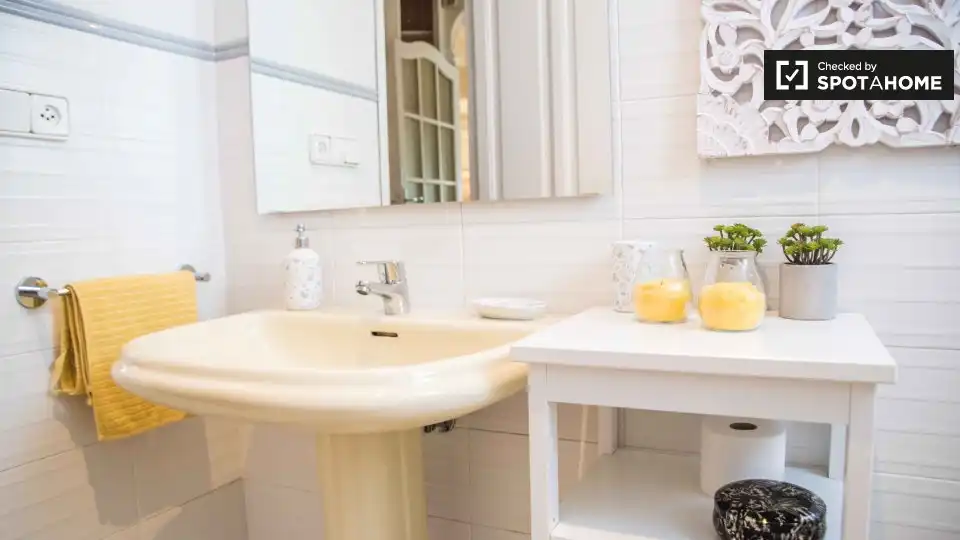 Baño de Piso de alquiler en Valencia con Aire acondicionado, Calefacción y Amueblado