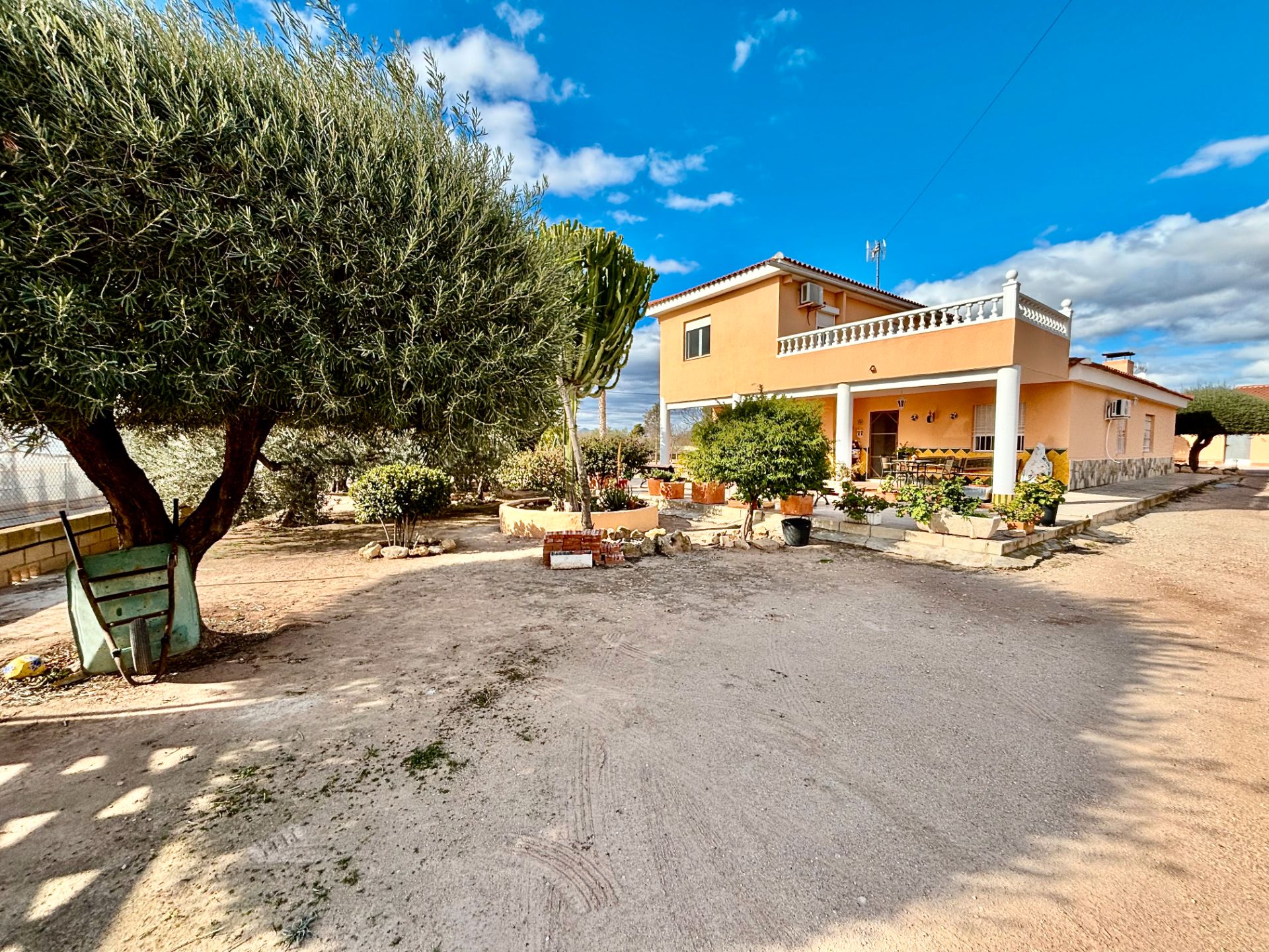 Exterior view of House or chalet for sale in San Vicente del Raspeig / Sant Vicent del Raspeig  with Air Conditioner, Private garden and Terrace