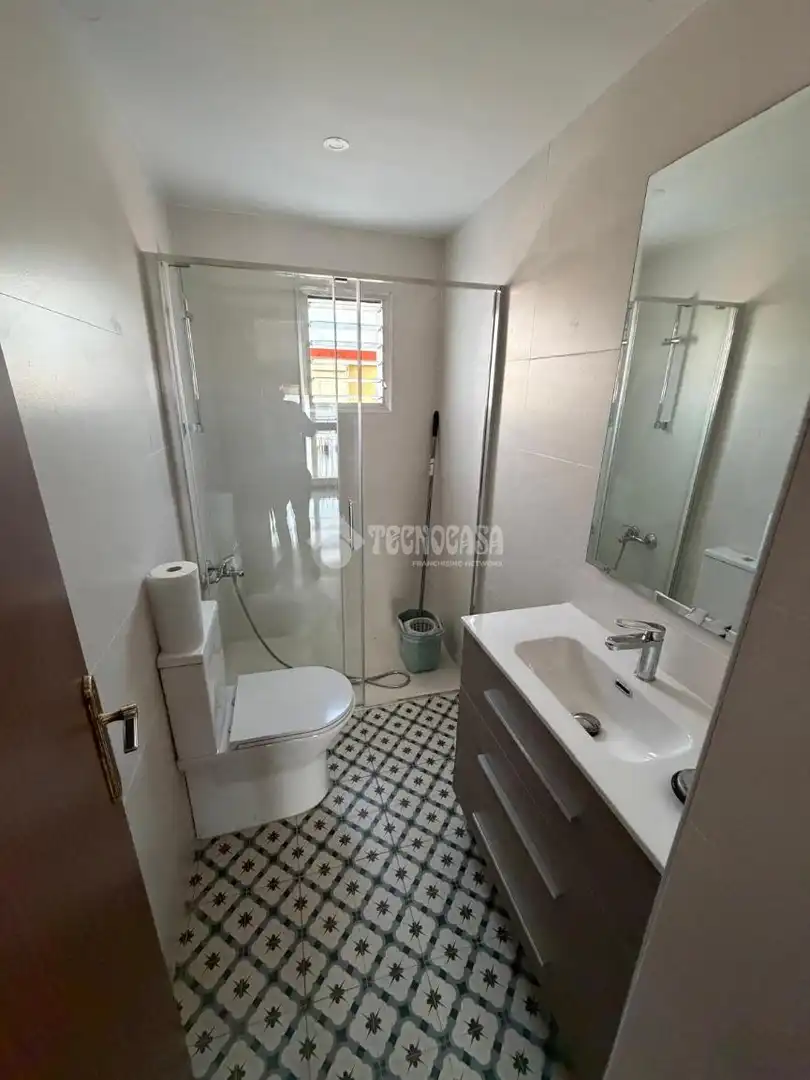 Bathroom of Flat for rent in Sevilla  with Terrace