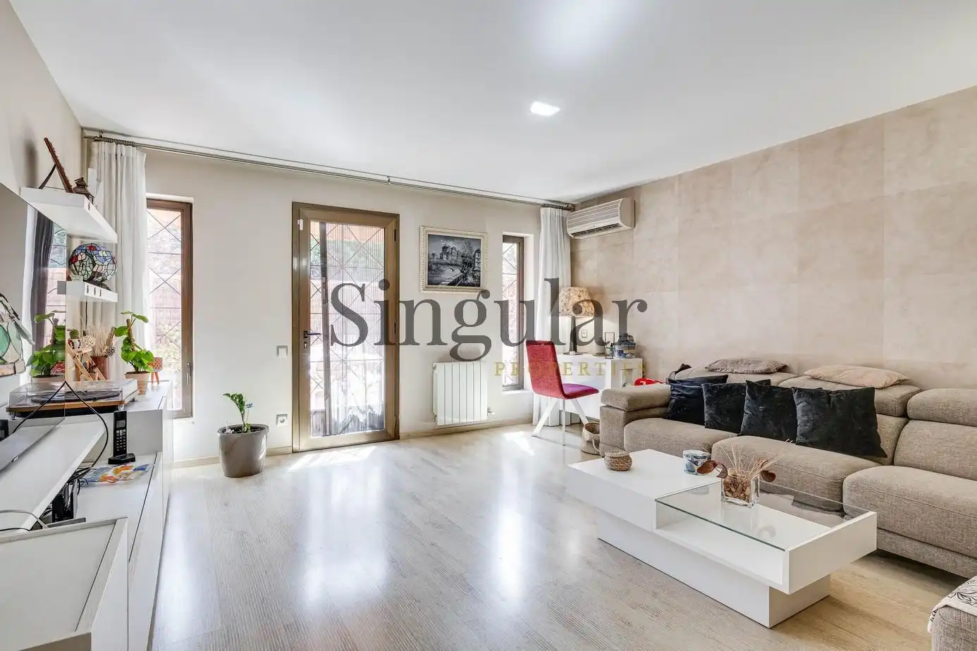 Sala de estar de Casa adosada en venta en Barcelona con Aire acondicionado, Calefacción y Terraza