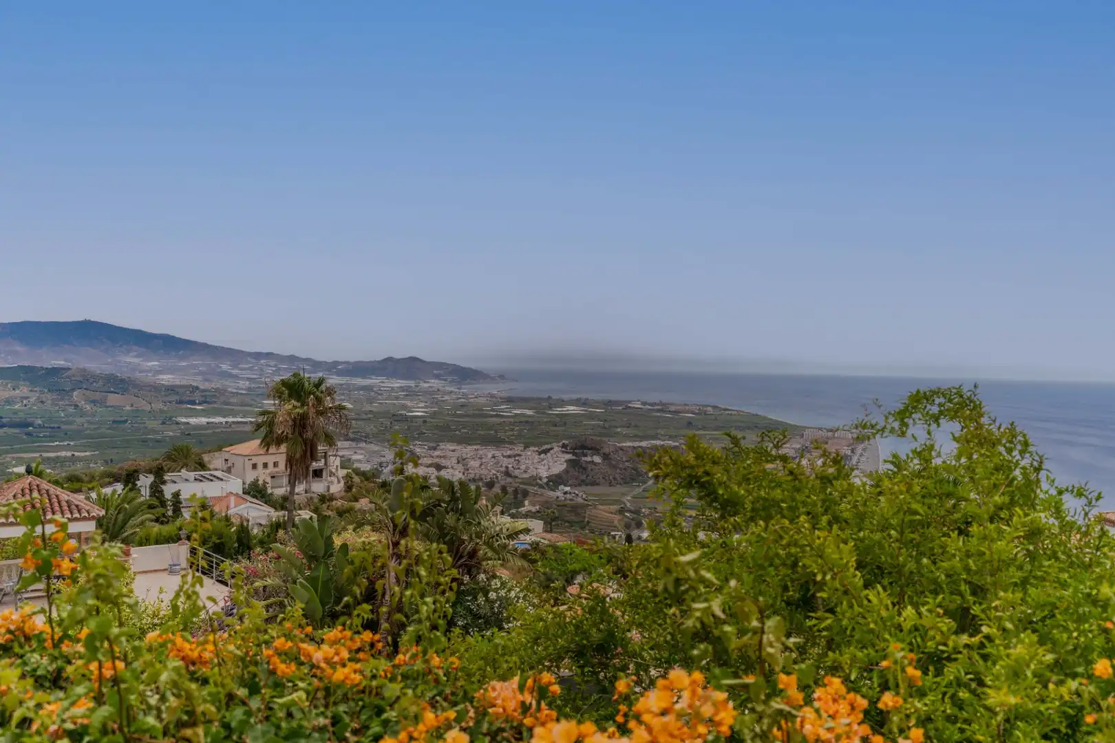 Vista exterior de Casa o xalet en venda en Salobreña amb Aire condicionat, Calefacció i Jardí privat