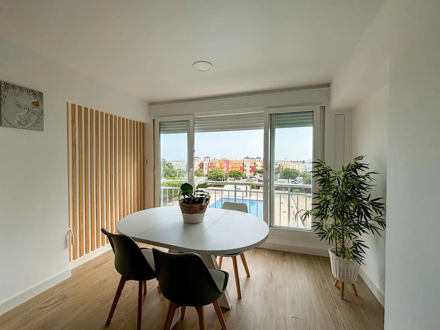 Menjador de Apartament de lloguer en Torrevieja amb Piscina i Piscina comunitària