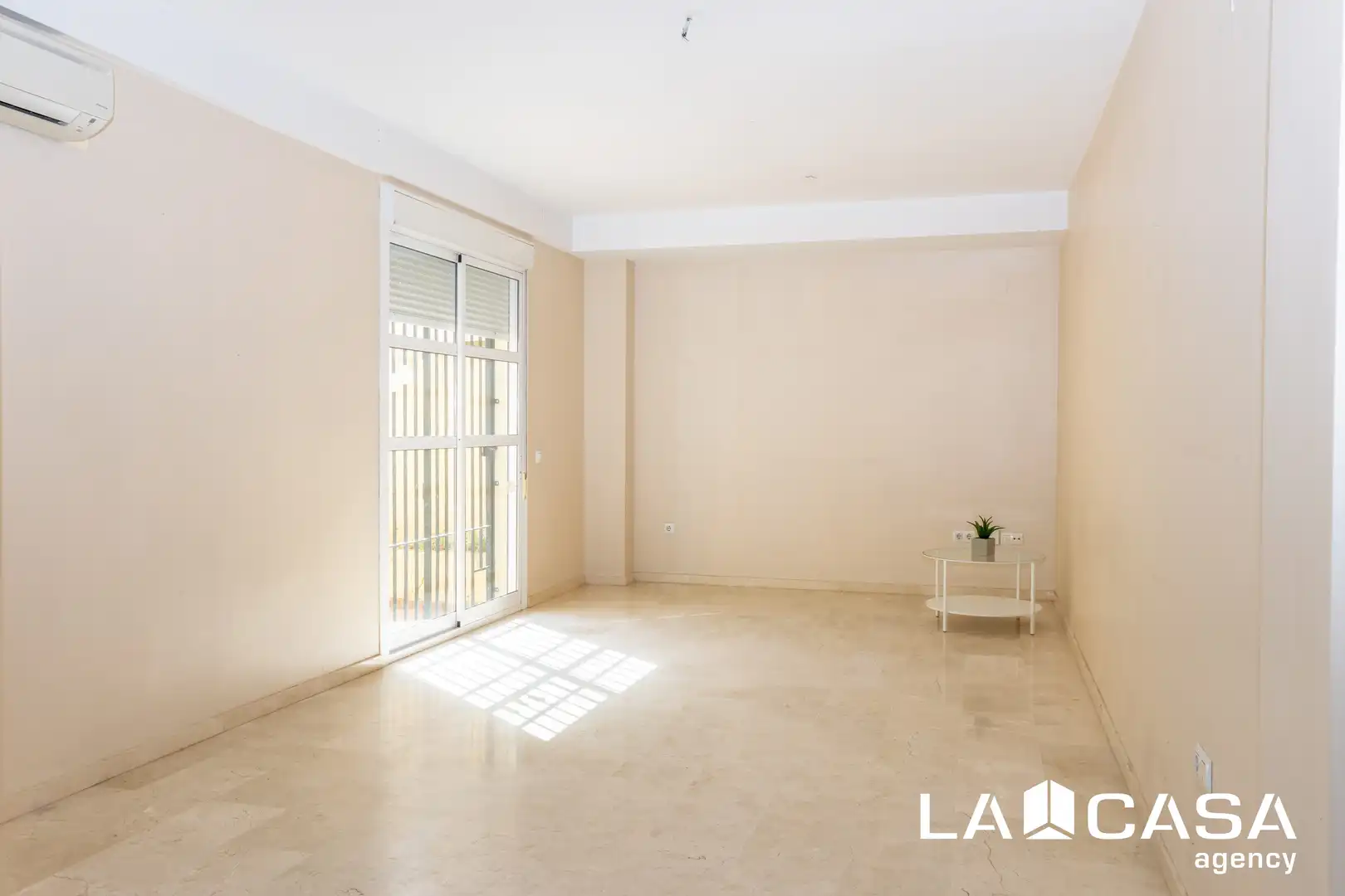 Sala d'estar de Casa adosada en venda en Dos Hermanas amb Terrassa, Traster i Balcó