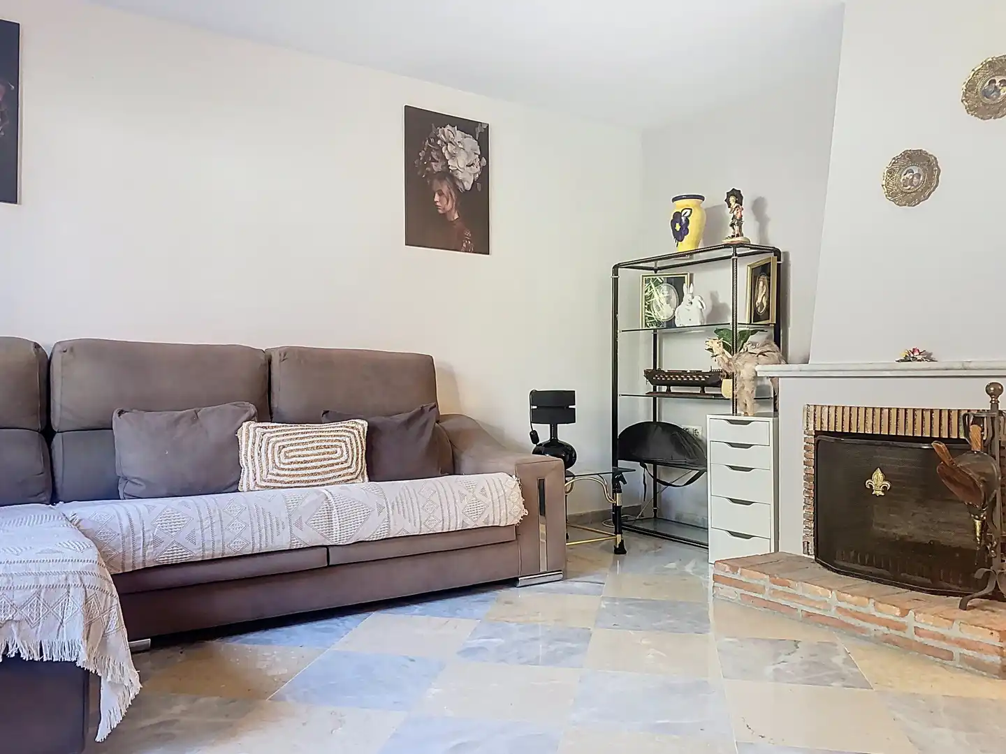 Sala d'estar de Casa adosada en venda en Marbella amb Jardí privat, Terrassa i Piscina