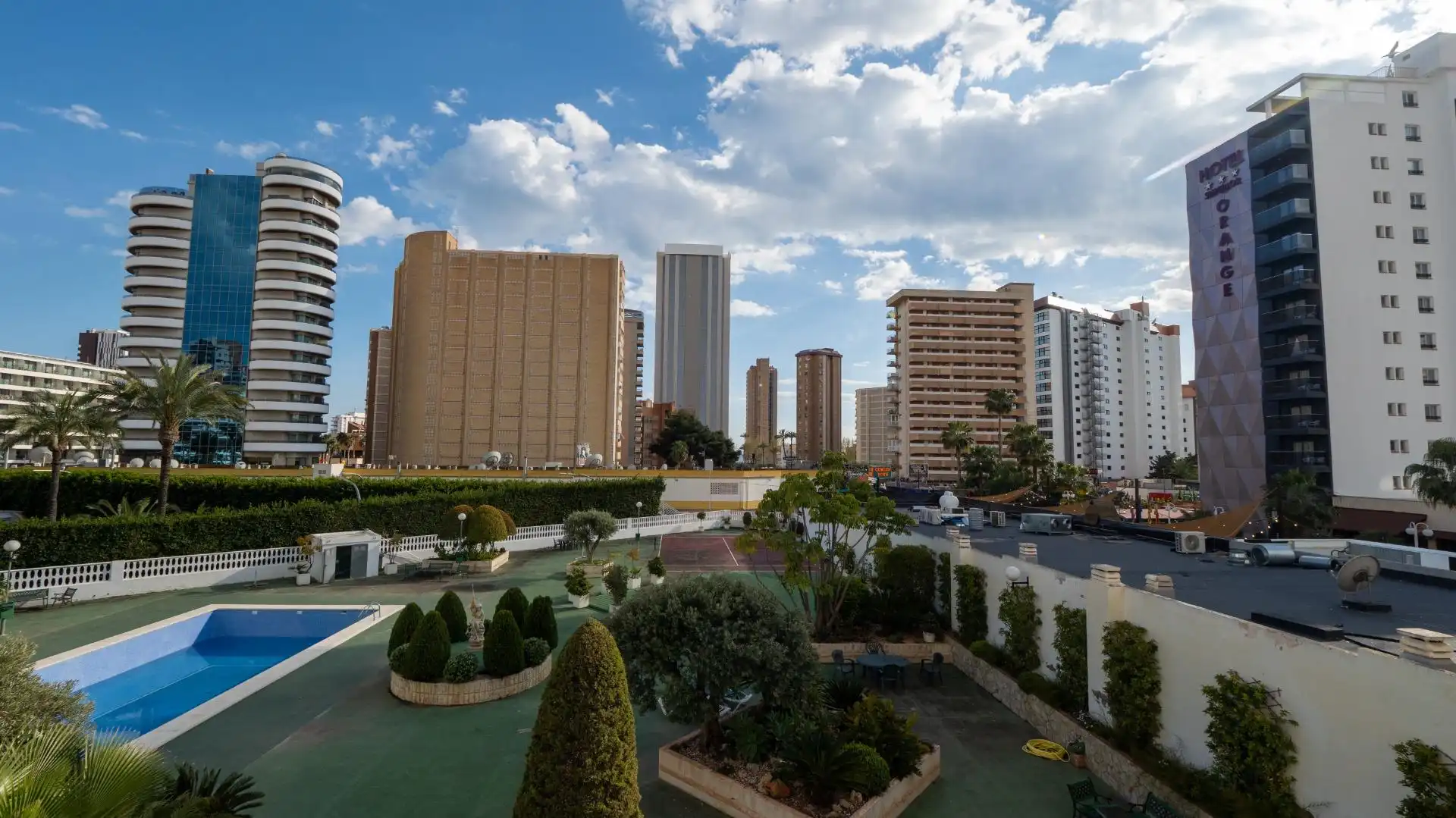 Vista exterior de Pis en venda en Benidorm amb Aire condicionat, Jardí privat i Piscina comunitària