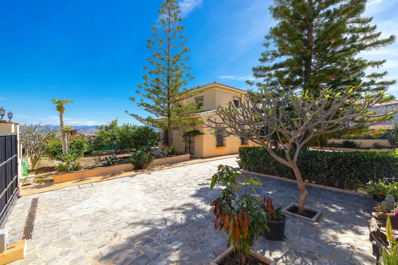 Vista exterior de Casa o xalet en venda en Alhaurín de la Torre amb Jardí privat, Terrassa i Piscina