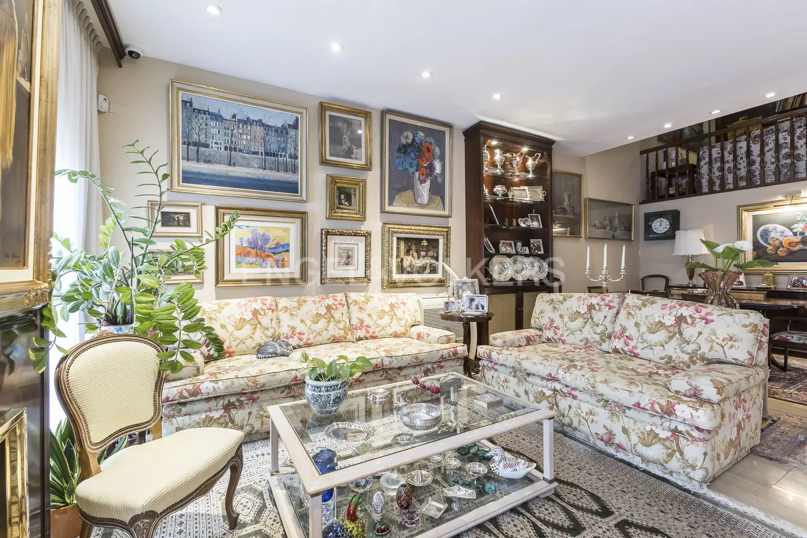 Wohnzimmer von Einfamilien-Reihenhaus zum Verkauf in Barcelona mit Heizung, Privatgarten und Parkett