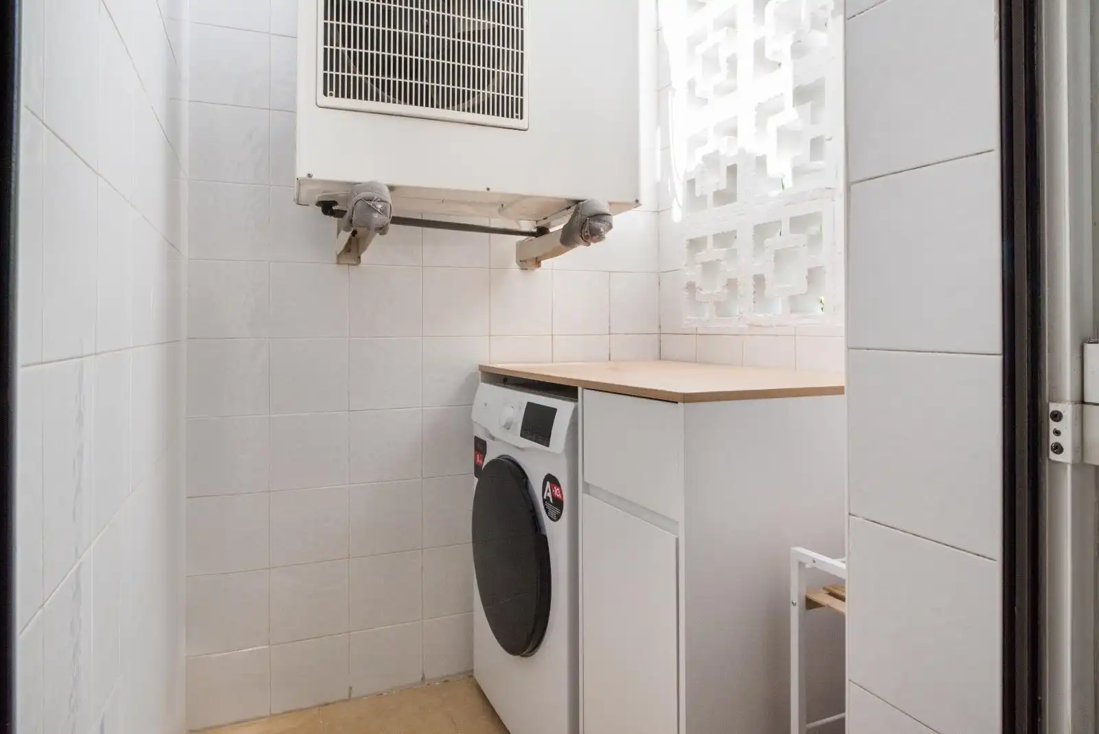 Bathroom of Flat for sale in Marbella  with Air Conditioner, Terrace and Furnished