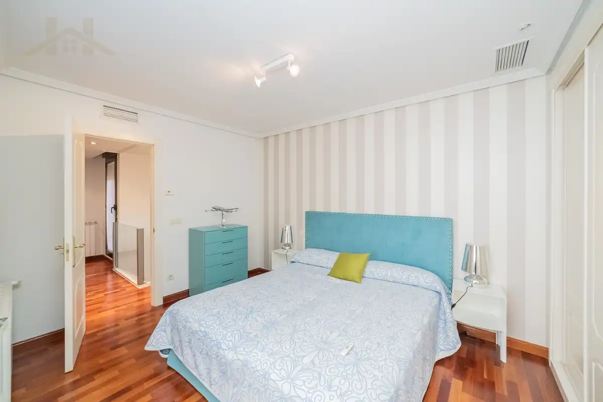 Habitación de Dúplex en venta en Majadahonda con Aire acondicionado, Calefacción y Parquet
