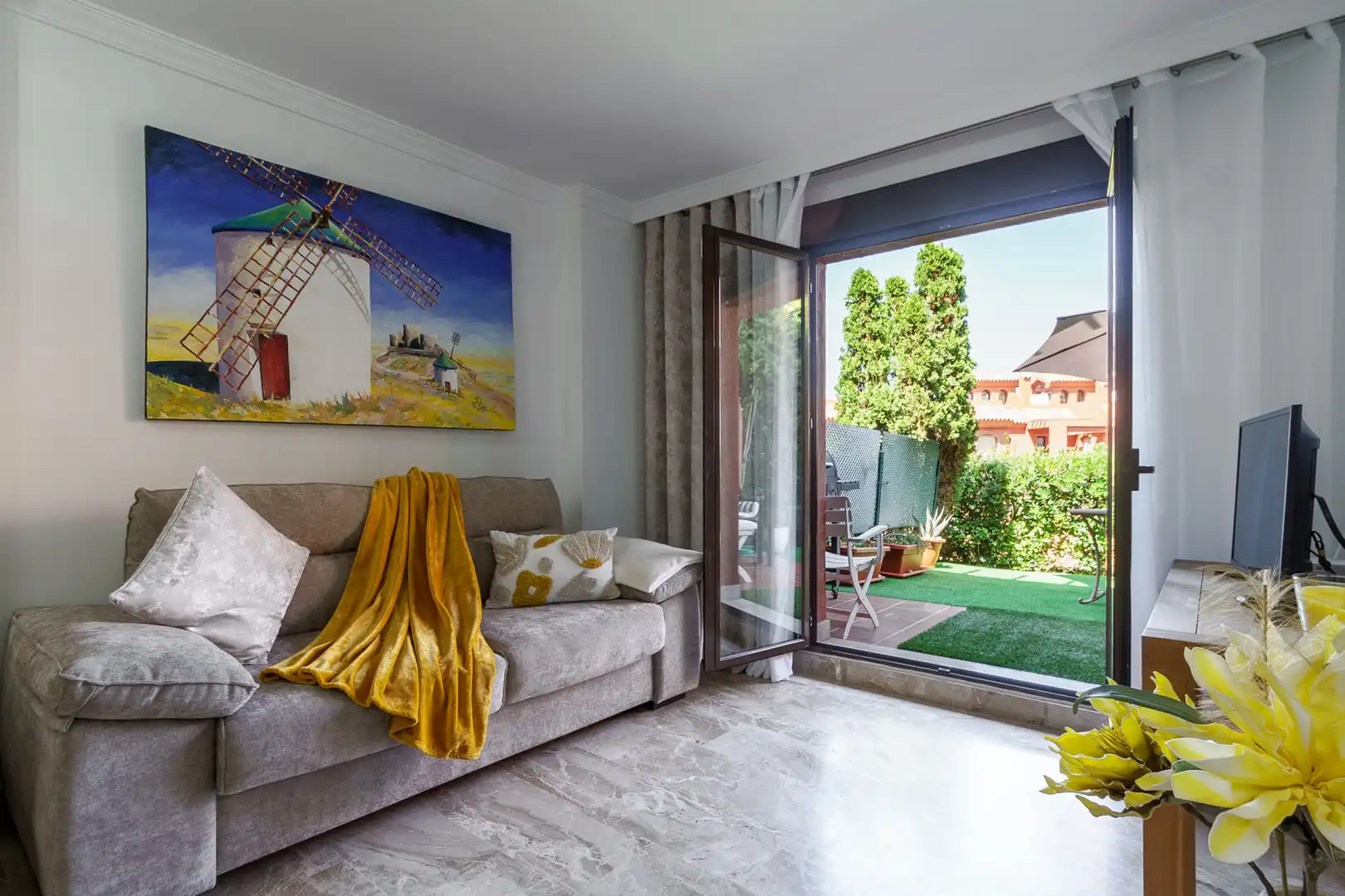 Sala de estar de Planta baja de alquiler en Estepona con Aire acondicionado, Jardín privado y Terraza