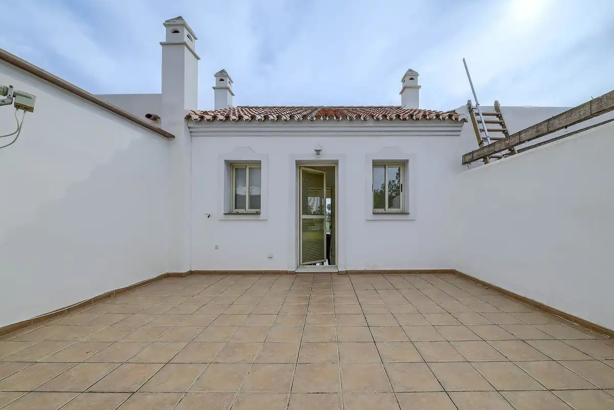 Terrasse von Einfamilien-Reihenhaus zum Verkauf in Marbella mit Klimaanlage und Terrasse