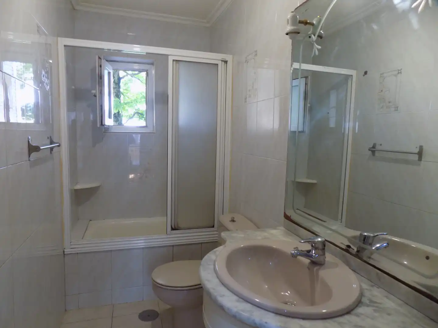 Badezimmer von Wohnung zum Verkauf in Gijón  mit Möbliert