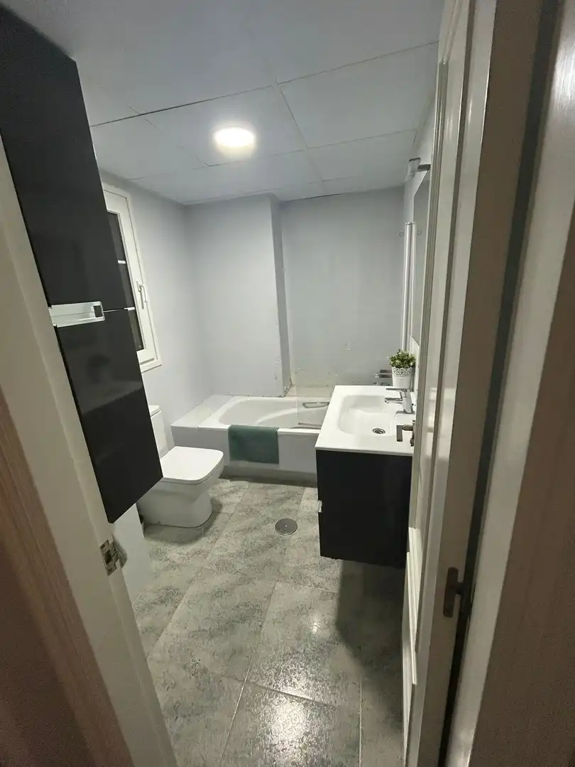 Baño de Piso en venta en Almería con Aire acondicionado, Jardín privado y Piscina comunitaria