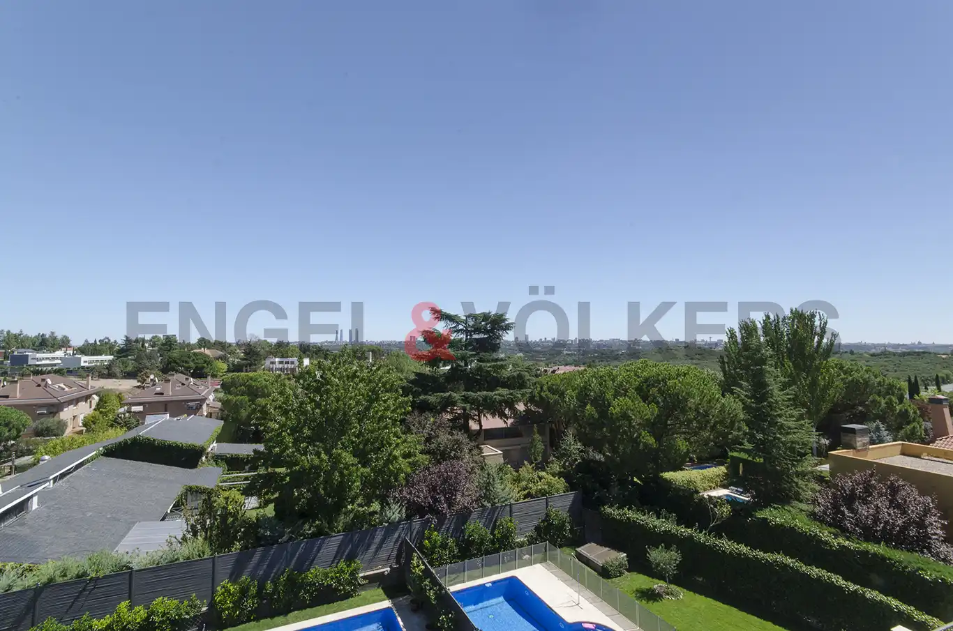 Piscina de Casa adosada de lloguer en Madrid amb Aire condicionat, Calefacció i Jardí privat