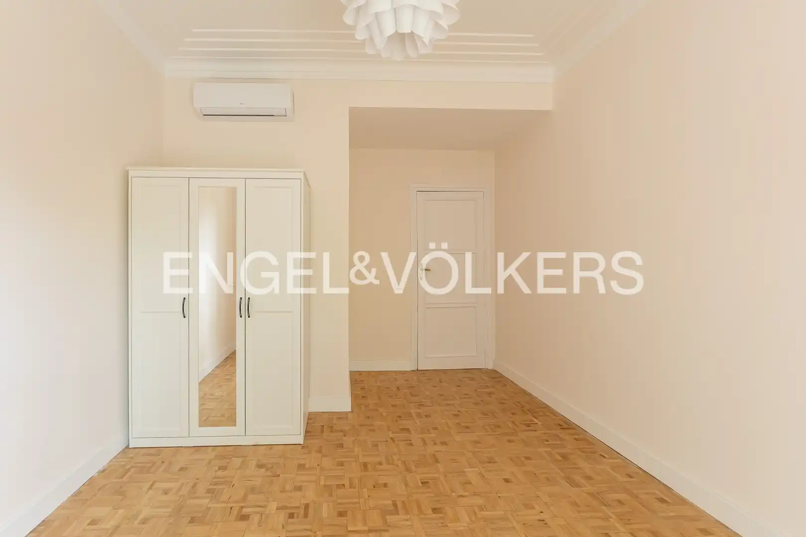 Bedroom of Flat for rent in Madrid  with Air Conditioner, Heating and Balcony