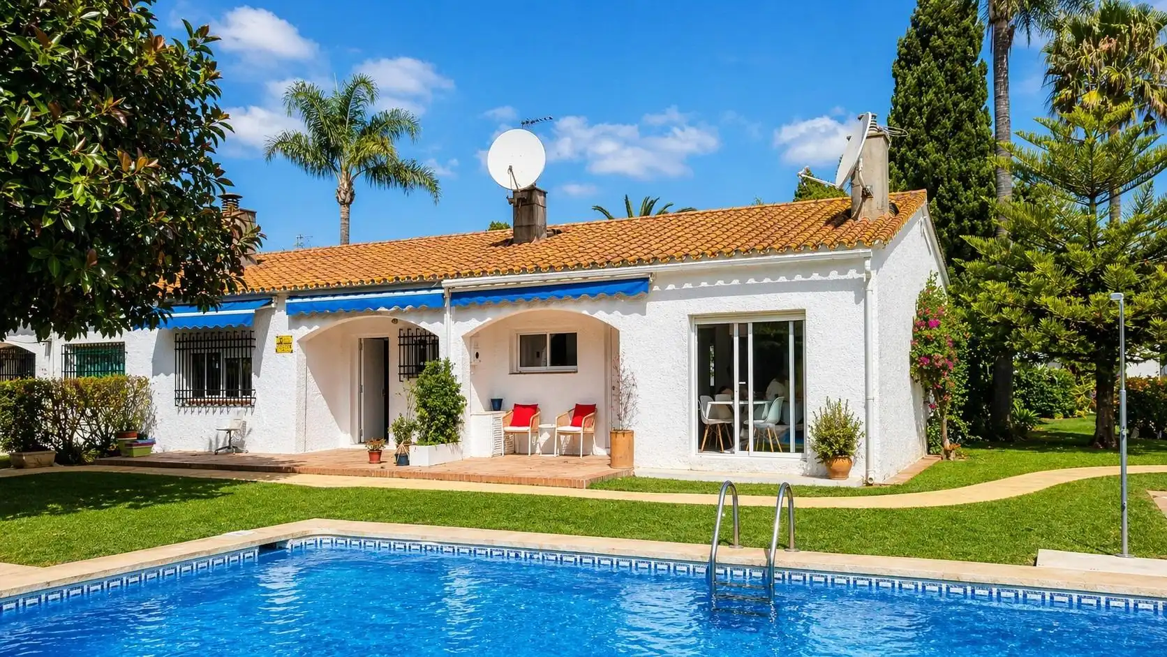 Vista exterior de Casa adosada en venta en Marbella con Piscina comunitaria