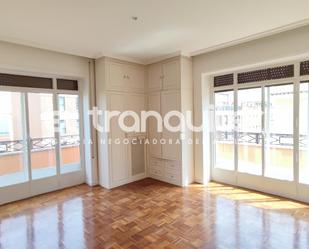 Dormitori de Pis de lloguer en  Madrid Capital amb Aire condicionat, Parquet i Piscina