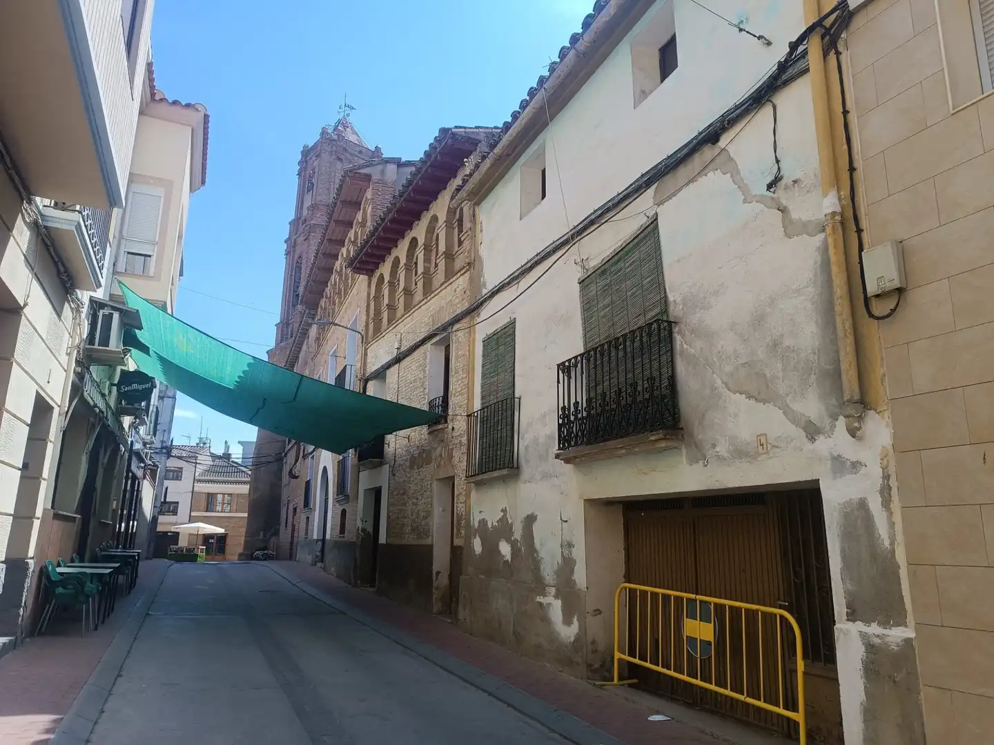 Vista exterior de Finca rústica en venda en Almunia de San Juan amb Traster i Balcó