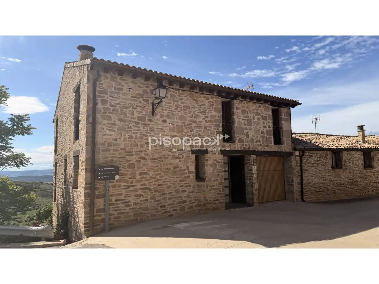 Vista exterior de Casa o xalet en venda en Undués de Lerda amb Calefacció, Jardí privat i Parquet