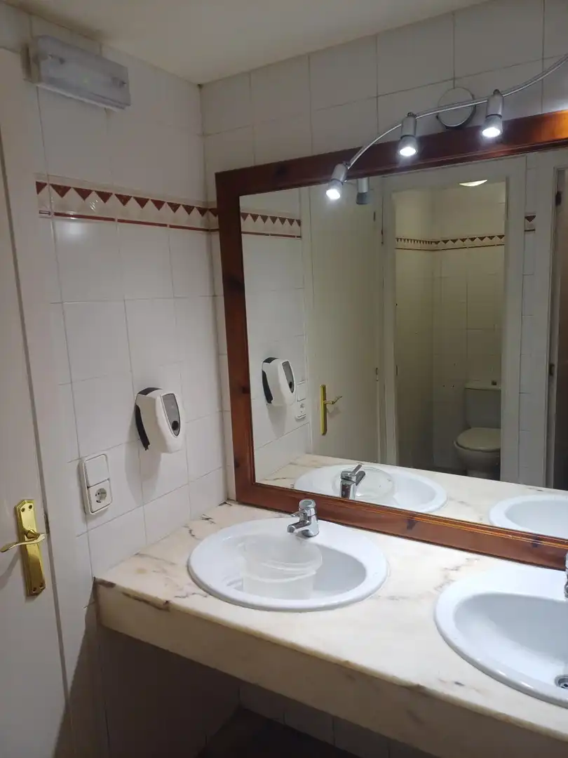 Baño de Local de alquiler en Tarragona con Aire acondicionado