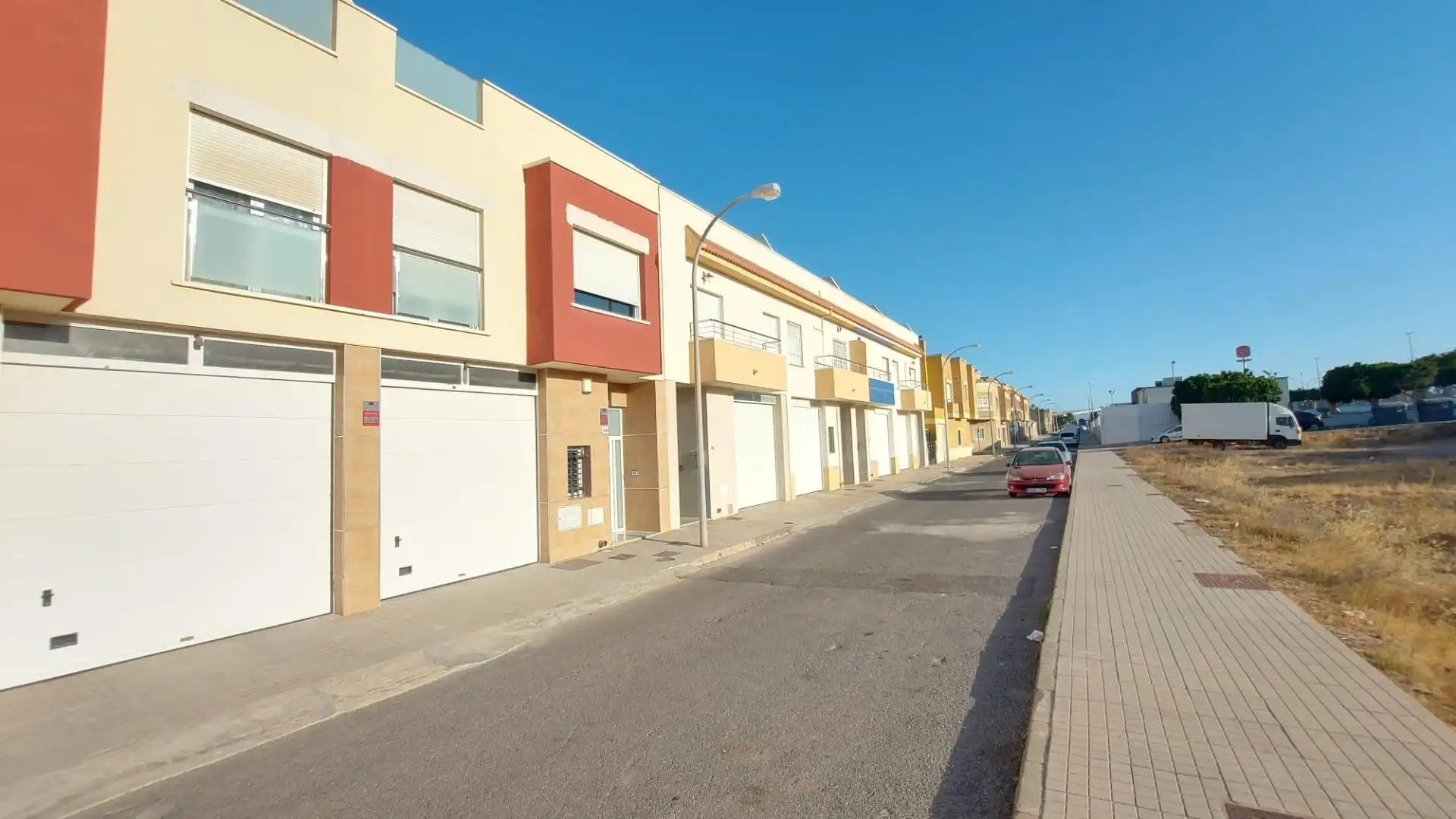 Vista exterior de Casa adosada en venda en El Ejido amb Alarma