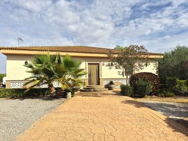 Country house with pool for sale in Pilas