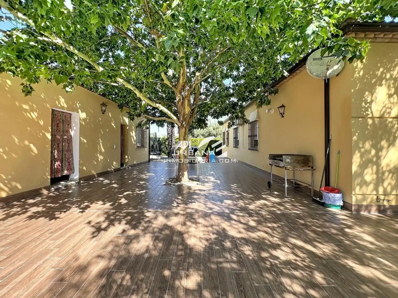 Vista exterior de Casa o xalet en venda en Lucena amb Aire condicionat i Piscina