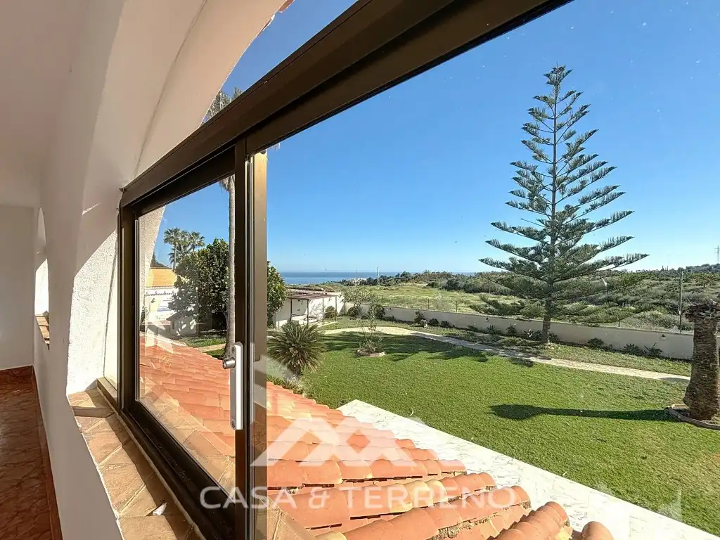 Vista exterior de Casa o xalet en venda en Vélez-Málaga amb Aire condicionat, Jardí privat i Terrassa