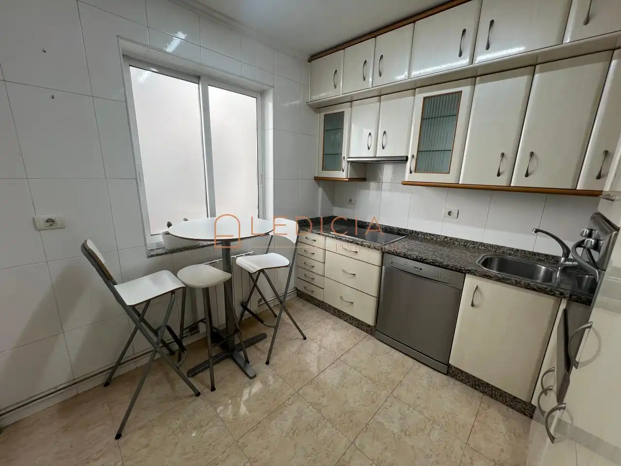 Cocina de Piso de alquiler en Vigo  con Calefacción, Parquet y Amueblado