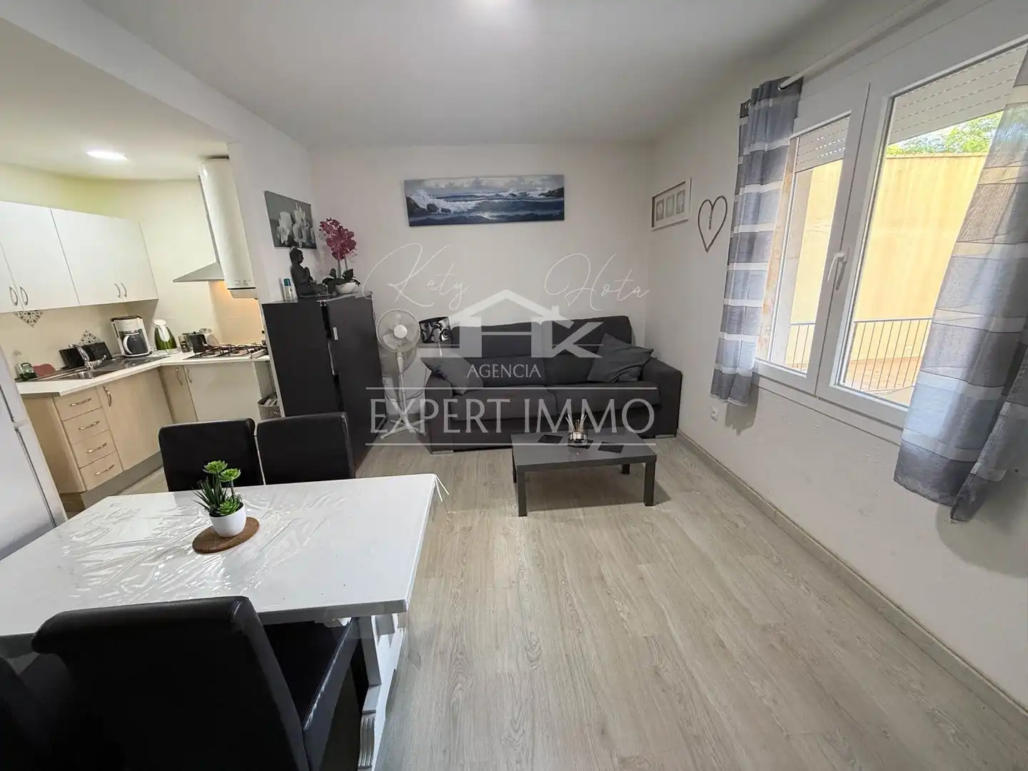 Sala de estar de Apartamento en venta en Roses con Amueblado y Piscina comunitaria