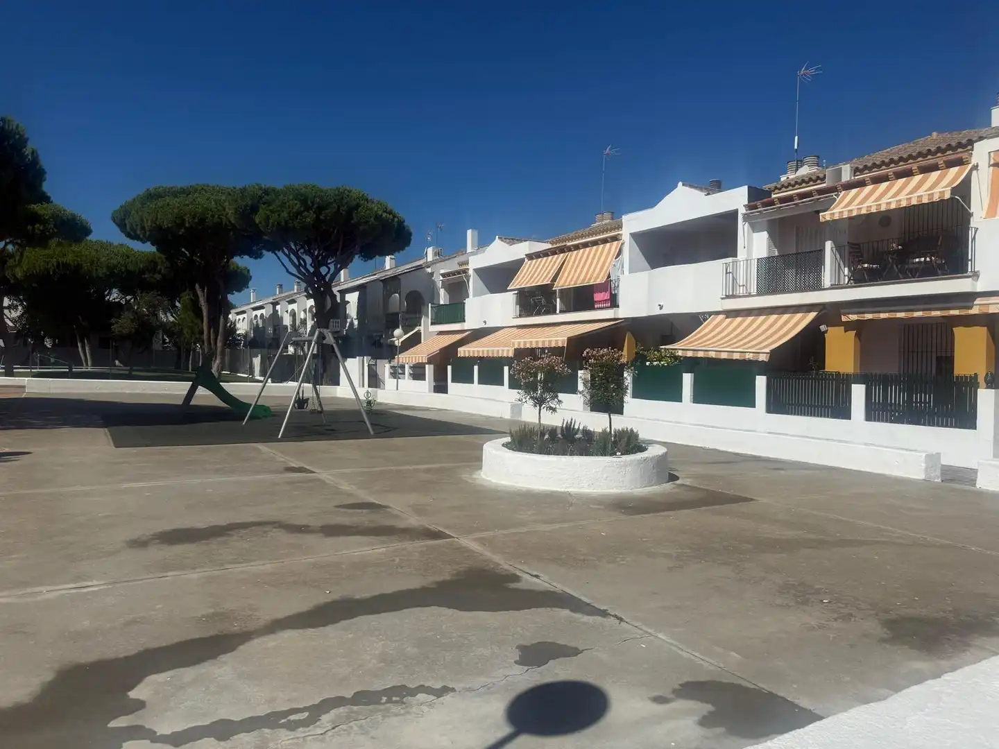 Vista exterior de Apartament en venda en Chiclana de la Frontera amb Jardí privat, Terrassa i Moblat