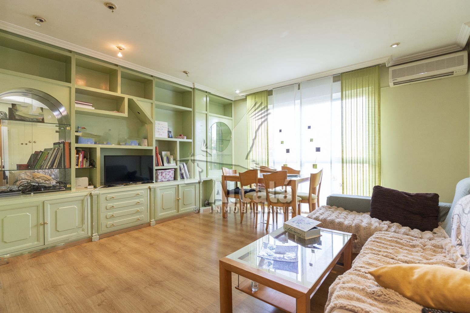 Sala d'estar de Pis en venda en Alcalá de Henares amb Calefacció, Jardí privat i Parquet