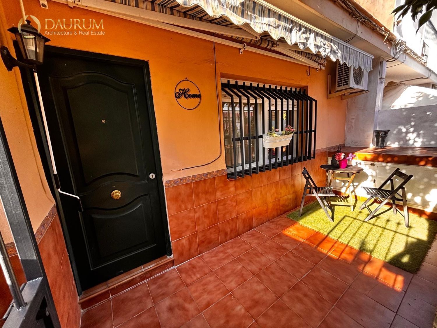 Exterior view of Single-family semi-detached for sale in Dos Hermanas  with Air Conditioner and Terrace