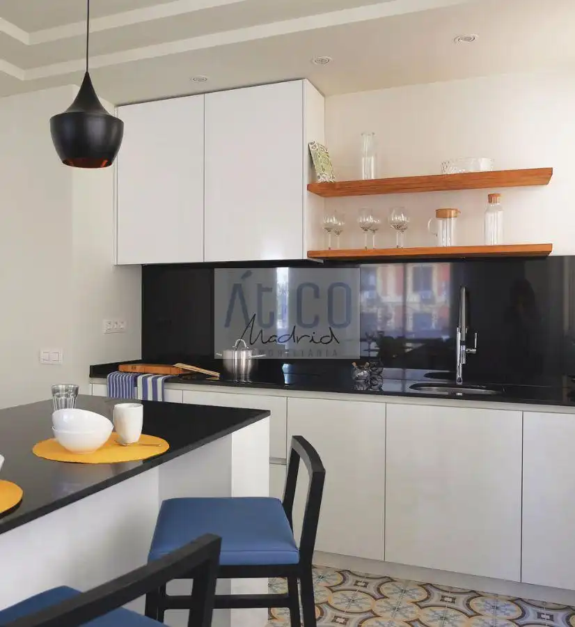 Cuina de Àtic de lloguer en Madrid amb Aire condicionat, Terrassa i Moblat