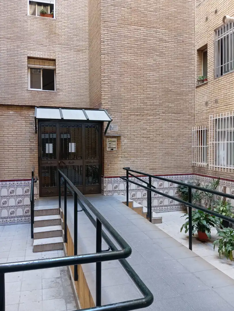 Flat for sale in Sevilla  with Air Conditioner, Private garden and Furnished